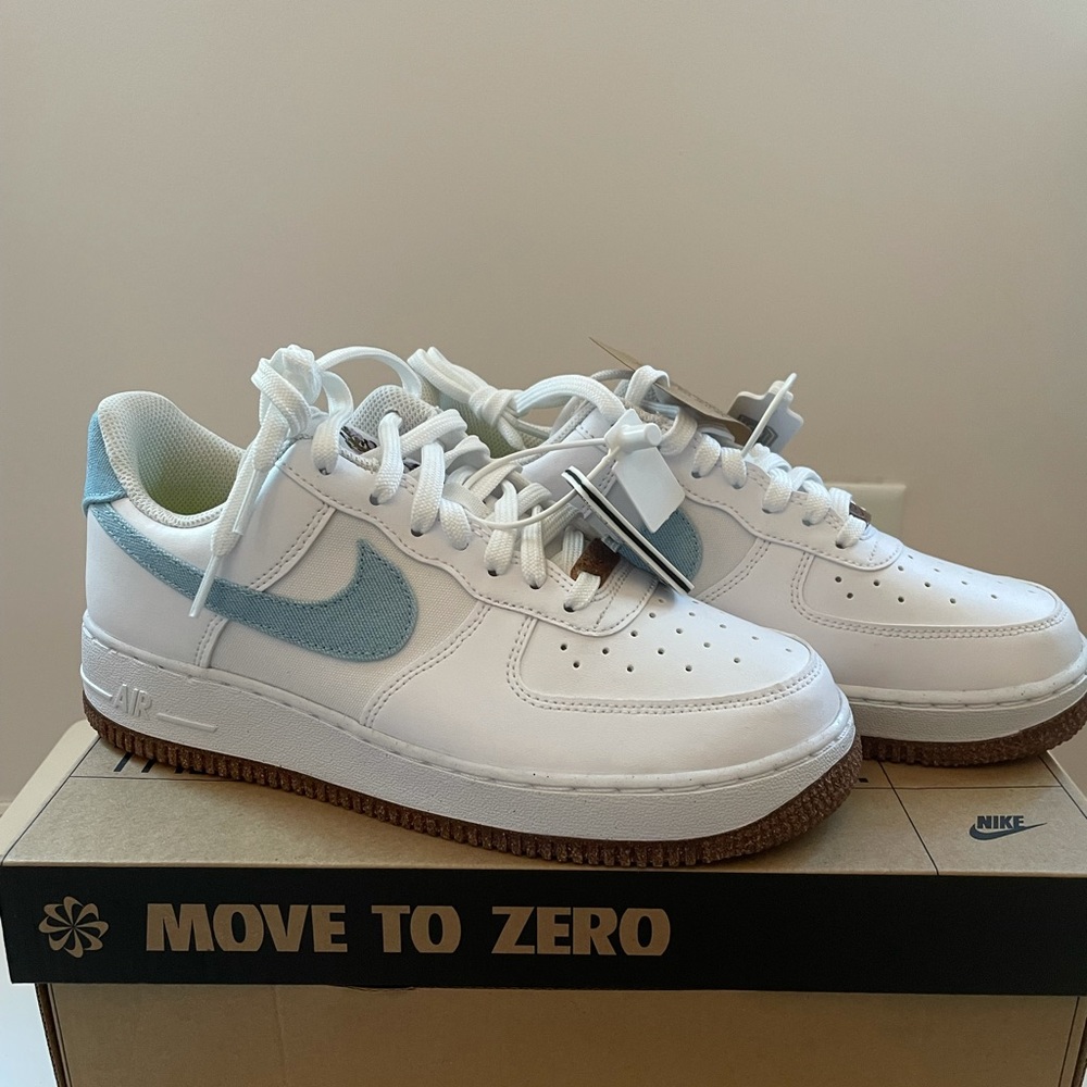 NIKE Air Force 1 07 LV8